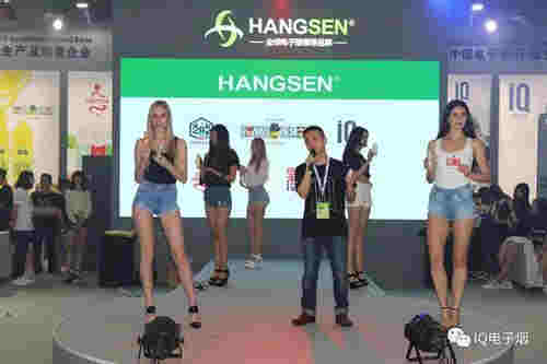 集體有電子煙的女人