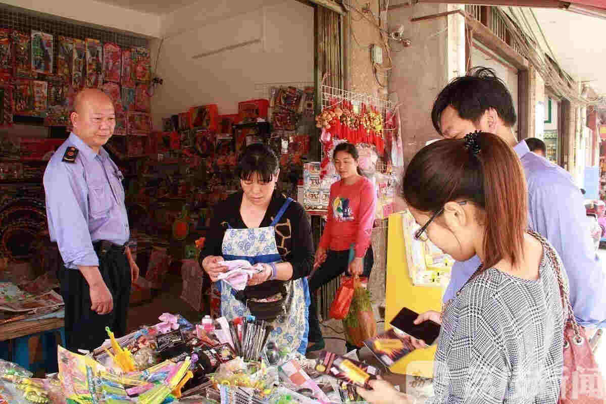 煙油哪里買江蘇省內多家小學附近“三無”電子煙“熱賣” 監管在哪里？