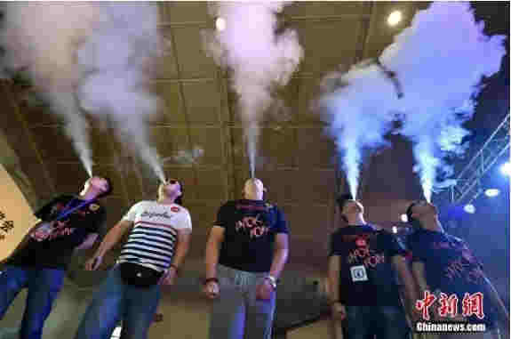 資料圖：首屆北京電子煙展上，人們在體驗電子煙。中新網記者 金碩 攝