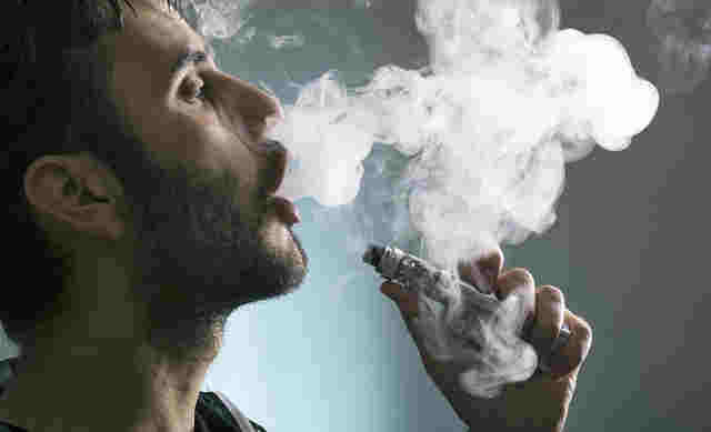 還以為電子煙健康環保？這哥們兒差點給抽死了！ 