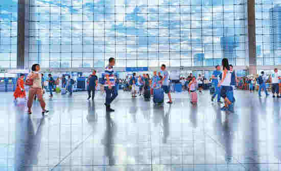 九月十二日，乘客們在成都東站候車大廳準備出發。