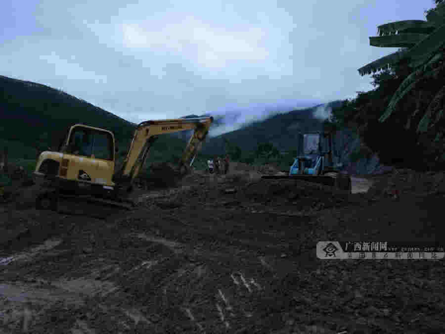 百色隆林多路段水毀塌方 公路人"白加黑"搶通(圖)