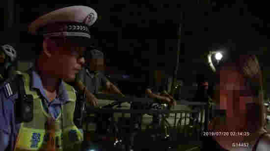 中山女子跑拱北蹦迪 頂不住悶熱吹個海風竟出了這事