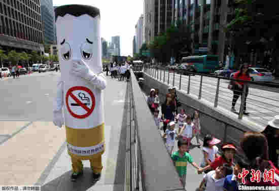 當地時間2013年5月31日，韓國首爾，世界無煙日到來，韓國展開禁煙宣傳。圖為一名穿著香煙服裝的演員在宣傳禁煙。