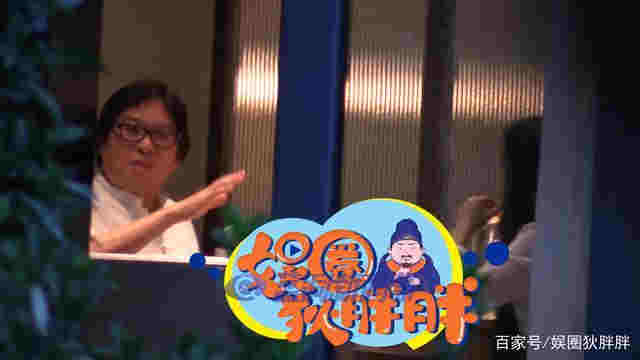 高曉松和朋友吃飯聊天：包間內電子煙不離手 