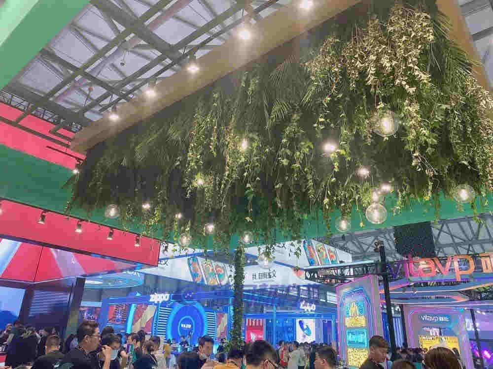 上海展探展MYX覓：天然水霧化彈首次亮相 綠植天花板凸顯天然 