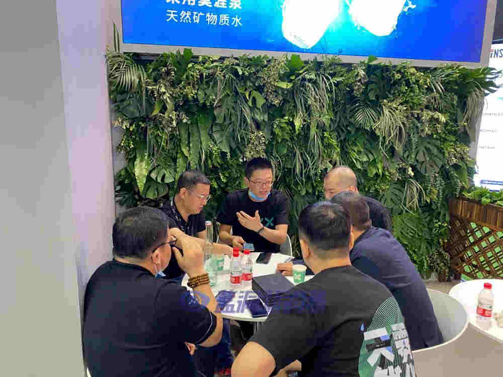 上海展探展MYX覓：天然水霧化彈首次亮相 綠植天花板凸顯天然 