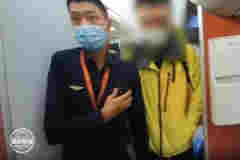 男子在飛機上抽電子煙，落地后傻眼了：以為過了安檢就能抽