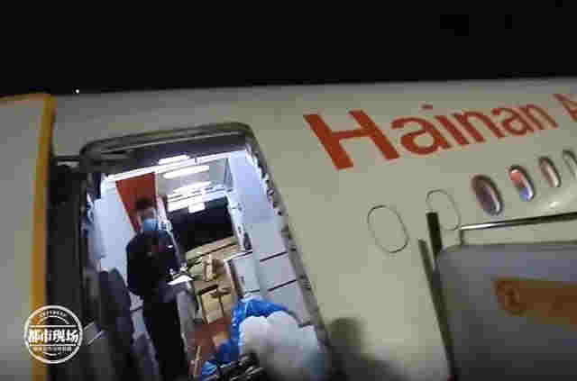 男子在飛機上抽電子煙，落地后傻眼了：以為過了安檢就能抽 