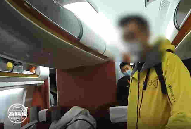 男子在飛機上抽電子煙，落地后傻眼了：以為過了安檢就能抽 