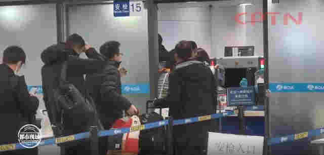 男子在飛機上抽電子煙，落地后傻眼了：以為過了安檢就能抽 