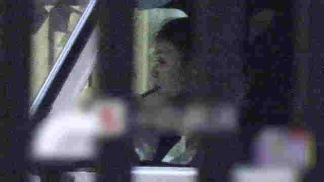 馬思純車內抽電子煙，在媽媽面前毫不避諱，吞云吐霧熟練似老手 