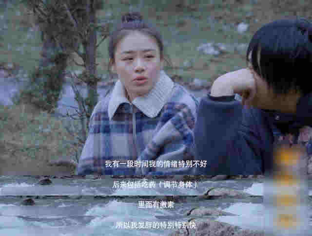 馬思純車內抽電子煙，在媽媽面前毫不避諱，吞云吐霧熟練似老手 