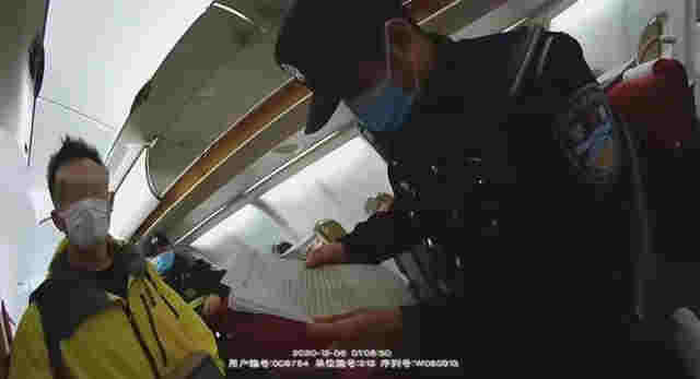 航班下降途中男子大搖大擺吸電子煙，被行拘5日 