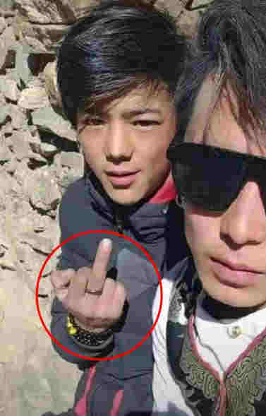 丁真抽電子煙視頻疑曝光，口吐白煙一臉享受，公司回應顯傲慢 