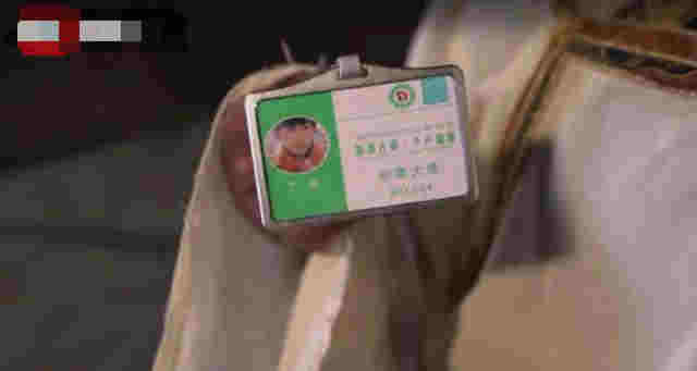 丁真抽電子煙視頻疑曝光，口吐白煙一臉享受，公司回應顯傲慢 