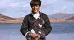 丁真吸煙視頻曝光動作熟練，公司回應惹爭議：電子煙不是煙