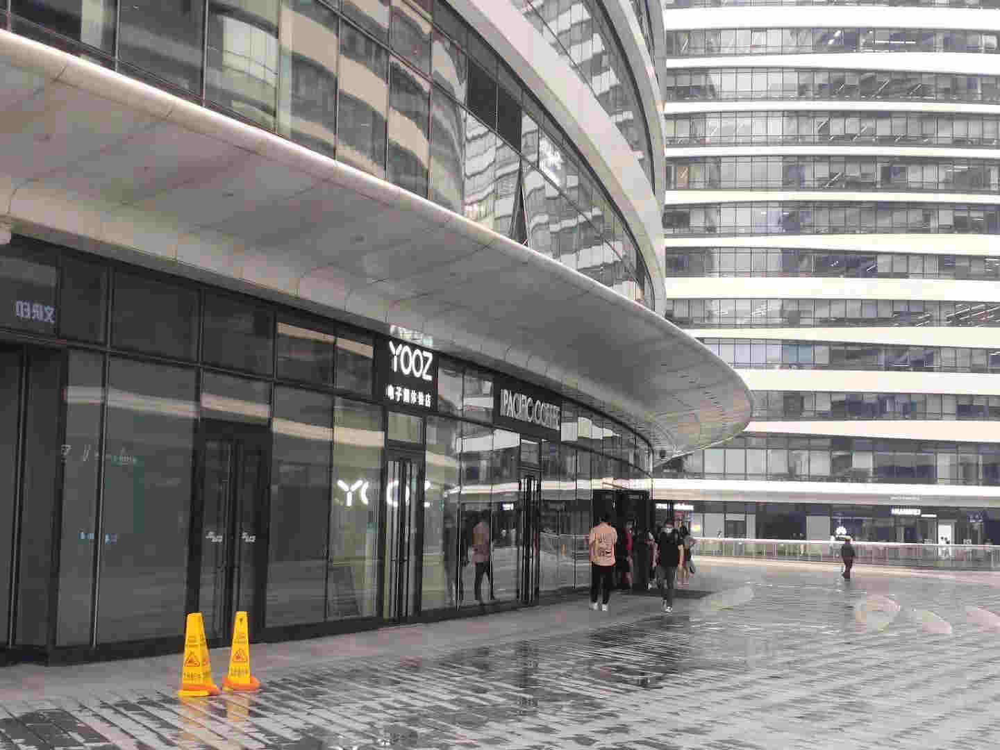 強監管下的電子煙：線上假貨泛濫，專賣店產品低價銷往微商，18歲門檻仍同虛設 