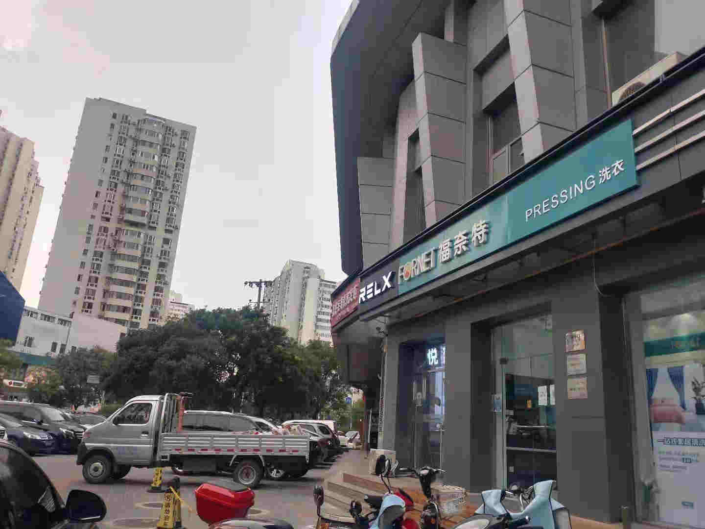 強監管下的電子煙：線上假貨泛濫，專賣店產品低價銷往微商，18歲門檻仍同虛設 