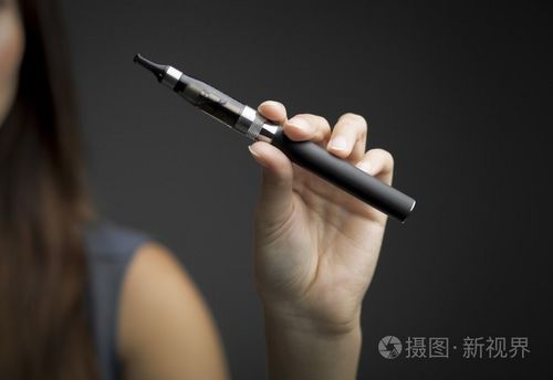 集體有電子煙的女人(女人抽電子煙能要孩子嗎)